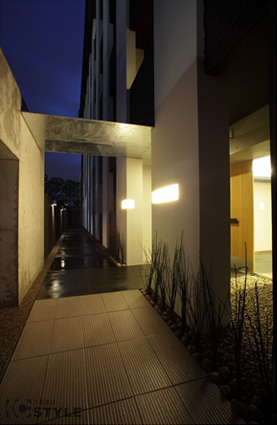 夜の静寂に浮かび上がる、幻想的なエントランス