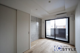 バルコニー側には2重サッシの大型窓設置で採光良好！明るいです