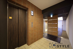 スタイリッシュなスクエアタイルと温かみのある木部の調和