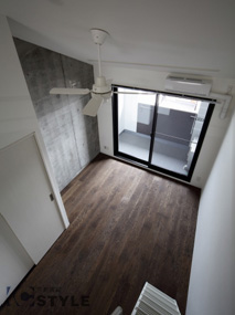 ロフト部から見下ろす洋室