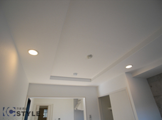 洋室内ダウンライトで落ち着く雰囲気を演出