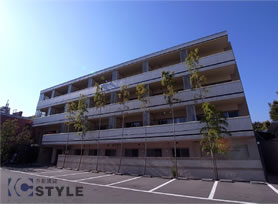 マンション東側の外観※東側はワンフロア低くなっている為、1階が実質2階の高さです。