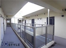 吹抜けが明るいマンション内共用廊下