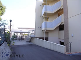 北側にある広い駐輪場。大型バイクまで相談可