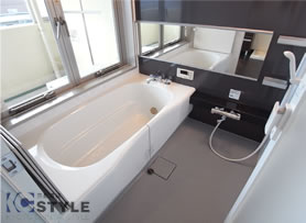 大きい浴槽に大型窓を開放して入れる。露天風呂温泉の気分が味わえる（307号）