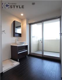 大型窓が開放感のある洗面脱衣室