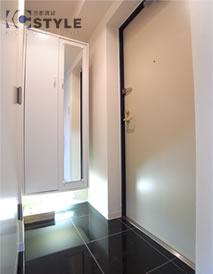 ブラック調の御影石が綺麗な玄関スペース