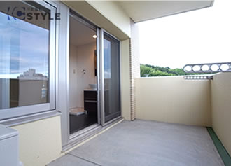 バルコニーを通常の2倍近く確保し、プライバシーと寛ぎの空間を演出