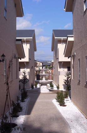 中庭の噴水へと続くアプローチ。棟ごとの間隔も広く、各戸採光良好