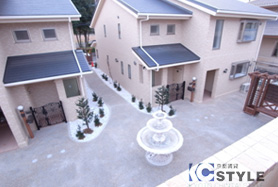 噴水と木製ベンチのある中庭はちょっと息抜きができるゆとりのスペース