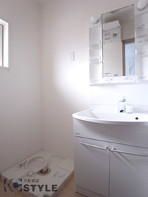 清潔感のあるサニタリーには、洗濯機置場とシャンプードレッサー装備