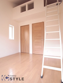 メゾネットタイプの2F洋室部分天井が高く開放感があります