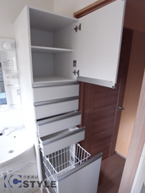 洗面脱衣スペースにはシステム収納が付いて色々収納できます