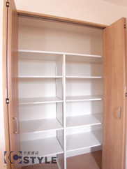 可変棚付クローゼットで物をしまいやすいです