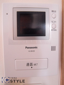 テレビモニター付インターホンで来訪者を目で確認できます