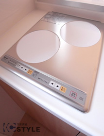 すっきりとした2口ＩＨコンロはお手入れしやすく、清潔に保てます