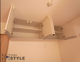 キッチンの背面には吊戸棚を装備