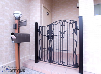 メゾネットタイプは玄関前に専用ポーチが付いています