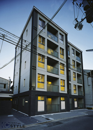 邸宅の明かりがガラスを通して幻想的な佇まい