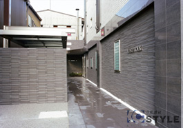 高級感あるブラック調のタイルがオシャレ。