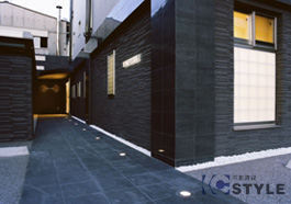 エントランスへと導くアプローチには幻想的に足元を照らすライティング。