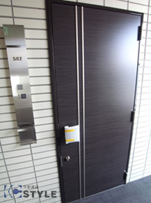 特別な邸宅を感じさせる高級感ある玄関ドア。セキュリティー対応キー。