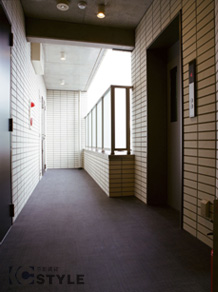 共用部にも張り巡らされたスクエアでスタイリッシュな高級タイル