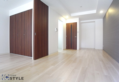 居住空間に落ち着きと温もりを・・・。大きめの木目がオシャレな建具とフローリングのデザインバランス　　（1・2Ｆ03号タイプ）