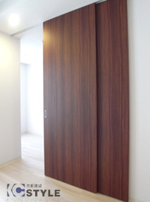 居住空間に無駄を出さないスライド扉は天井吊でフラットな床と開放感を・・・