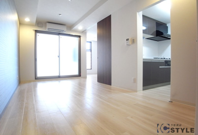 木目調のフローリングもホワイトに近いベースカラーで明るいリビング。<br />飾り天井にダウンライト装備でオシャレ。（1・2Ｆタイプ）