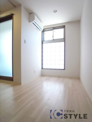 寝室にもエアコン装備。大きめに窓ガラスを取り、採光良好。