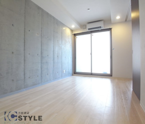 リビングの壁はアクセントにコンクリート打ちっ放し。03号タイプはデザインクロスでオシャレに。