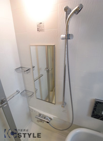 サーモスタット付カランや、オシャレなシルバーシャワーヘッド。