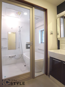 浴室扉がガラス張りで開放感あるサニタリースペース。