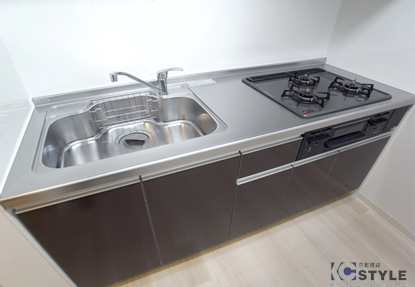 ワイドが１８００で大きなシステムガスキッチン。その分収納力もたっぷりで、綺麗に収納出来ます。