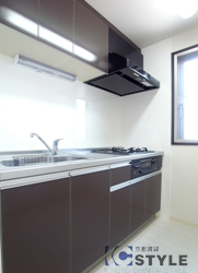 クローズタイプのキッチンスペースで水回りがすっきり。