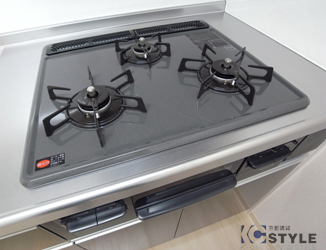 ３口ガスコンロにグリル付。毎日の料理が楽しみです。
