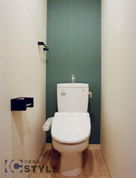 差し色のグリーンがオシャレなトイレ。ウォシュレットも装備。