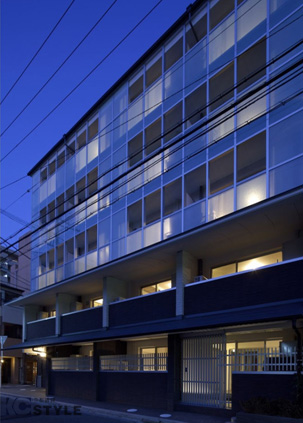 邸宅の明かりがガラスを通して幻想的な佇まい