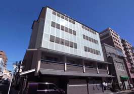 ガラス張りの外壁がとても綺麗！そのおかげで採光良好！明るいです