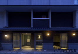 旧町家に使用されていた、味のある街燈を再利用し、夜の顔を演出します