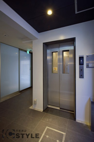 コントラストが綺麗なエレベーターホール