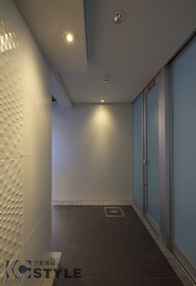 エントランスの壁にはデザイン性の高い大判タイル