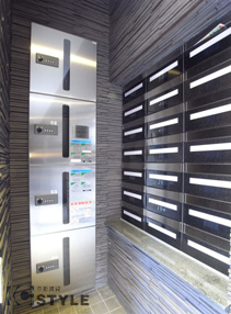 ブラックメタリックに輝くメールBOXに便利な宅配BOX