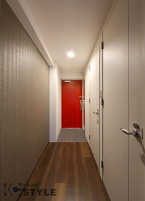 赤い扉が生えるアプローチ