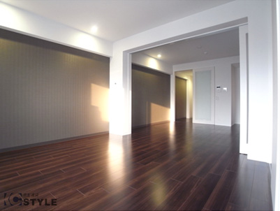 室内の壁一面に貼られたデザインクロスがお部屋の印象を引き締めます