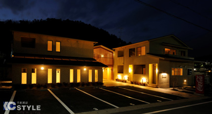 夜間のライティングは幻想的な雰囲気です