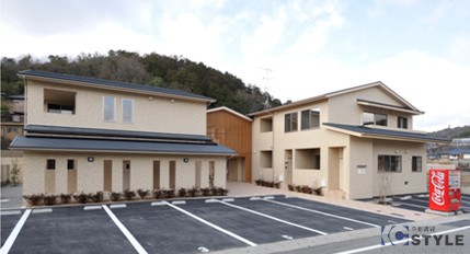 広い敷地に鉄筋コンクリートの2階建てと贅沢な建築物です