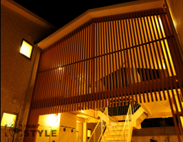 木製の格子がシャープなラインの中に温かみを演出しています