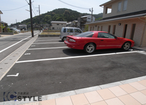 マンション敷地内の駐車場は縦に2台置ける場所もあります